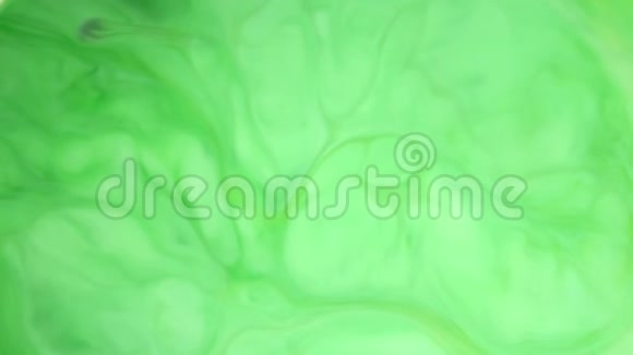 4K镜头墨水在水里绿色墨水在水中反应创造抽象的背景视频的预览图