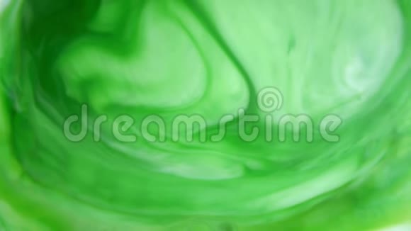 4K镜头墨水在水里绿色墨水在水中反应创造抽象的背景视频的预览图