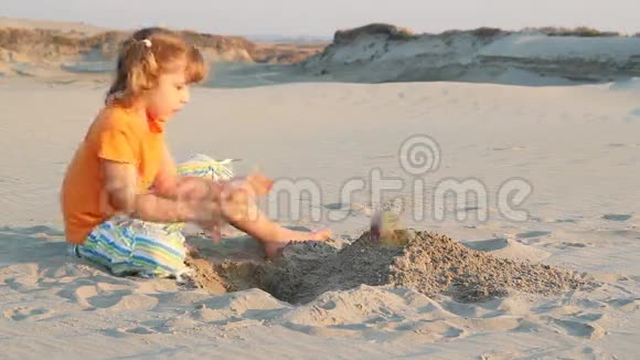 小女孩在沙滩上玩耍视频的预览图