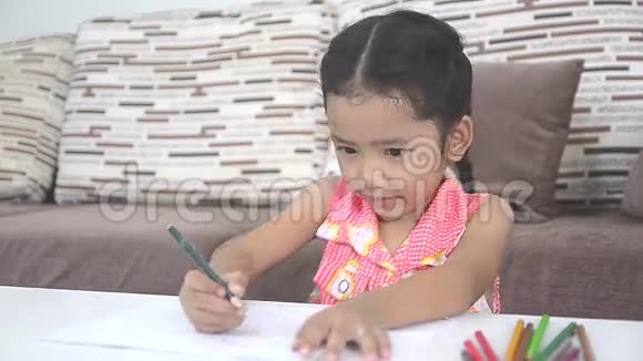 可爱的亚洲泰国小女孩画画视频的预览图