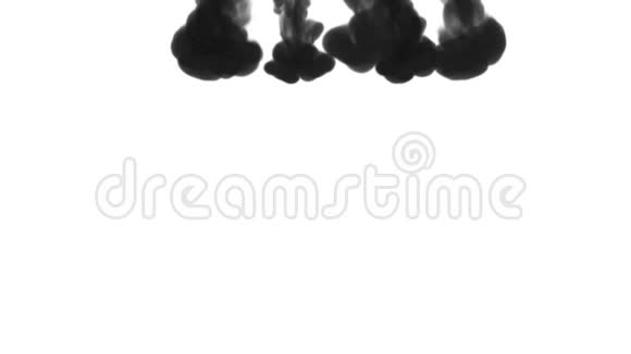 白色背景下的水中黑色墨水三维动画墨水与卢马哑光作为阿尔法通道的效果或背景aa视频的预览图