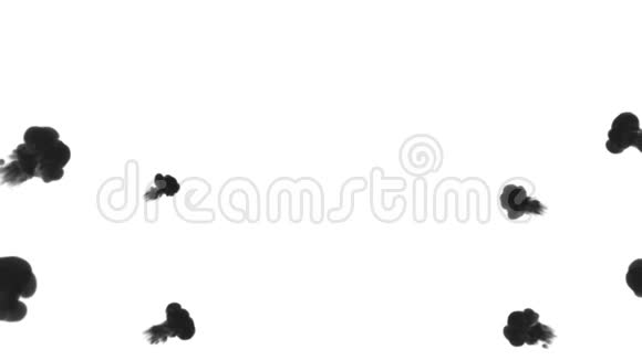 白色背景下的水中黑色墨水三维动画墨水与卢马哑光作为阿尔法通道的效果或背景aa视频的预览图