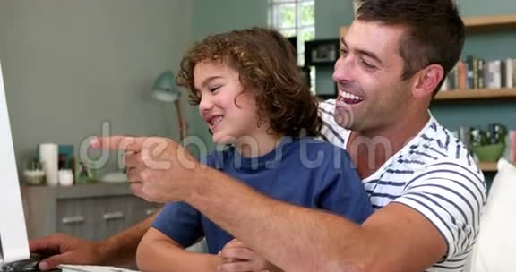 家人一起用电脑视频的预览图