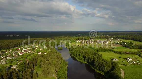 乌尔布罗卡湖空中无人机顶景4K超高清视频拉脱维亚视频的预览图