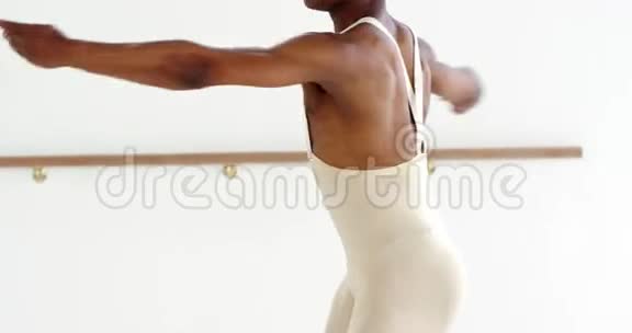 男舞者练习当代舞蹈视频的预览图