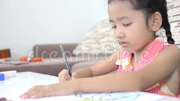 可爱的亚洲泰国小女孩画画视频的预览图