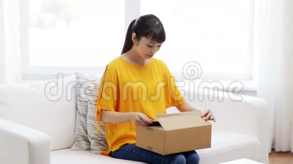 带包邮盒的快乐亚洲年轻女子视频的预览图