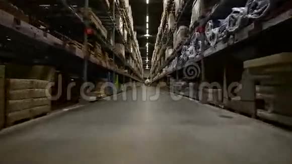 大型仓库内部视频的预览图