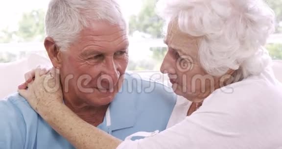 年长夫妇说话微笑视频的预览图