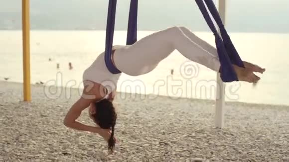 反重力瑜伽女人做瑜伽练习视频的预览图