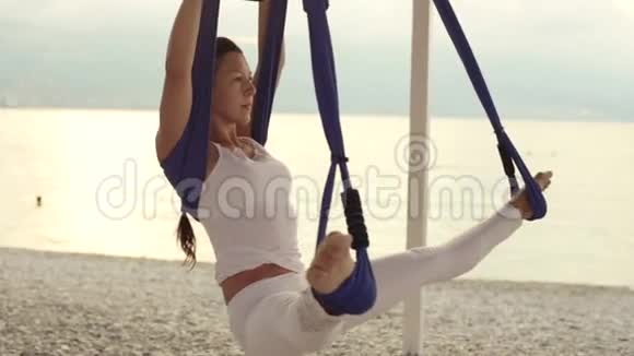 反重力瑜伽女人做瑜伽练习视频的预览图