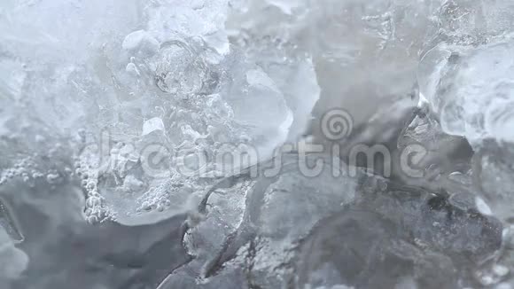 冬季瀑布上的水流以冰的形式封闭视频的预览图