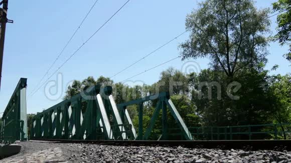旅客列车通过大桥视频的预览图