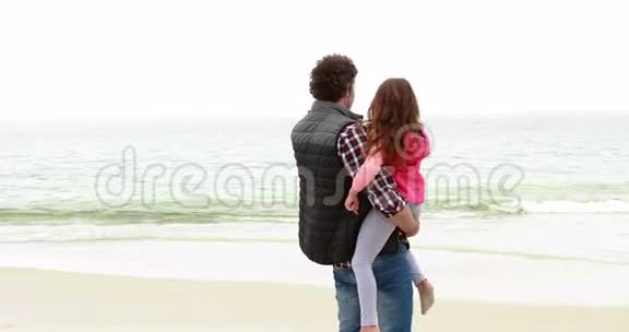 爸爸和女儿看着海滩视频的预览图