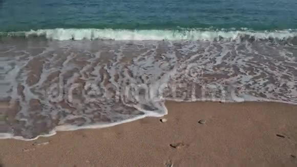 海岸线亚得里亚海海岸景观与布德瓦度假胜地的景色视频的预览图