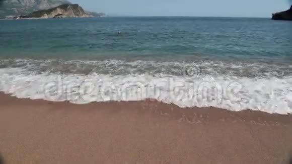 海岸线亚得里亚海海岸景观与布德瓦度假胜地的景色视频的预览图