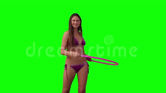 女人玩呼啦圈视频的预览图