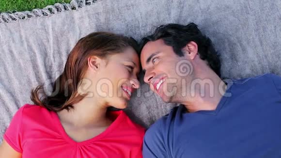 幸福的夫妻躺在毯子上视频的预览图