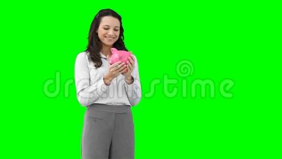 一个拿着储蓄罐的女人视频的预览图