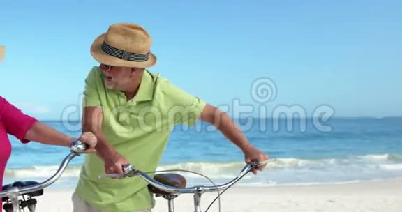 一对老夫妇去骑自行车视频的预览图