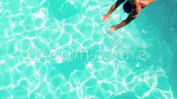 运动员在游泳池里潜水视频的预览图