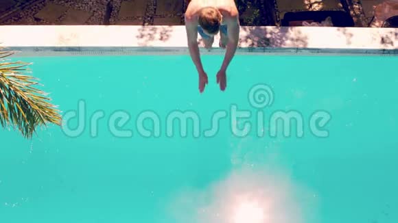 运动员在游泳池里潜水视频的预览图