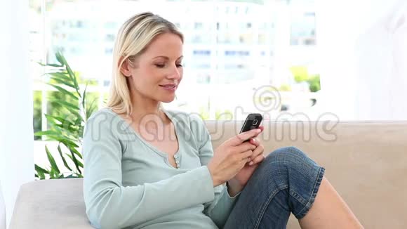 女人拿着手机视频的预览图