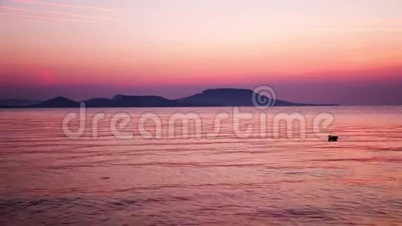 匈牙利巴拉顿湖上美丽的日出视频的预览图