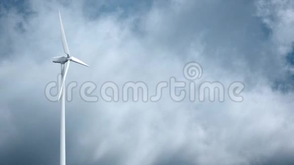 天空背景上的风力发电机4K视频的预览图