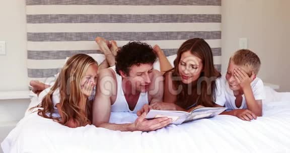 快乐的家庭在床上看书视频的预览图