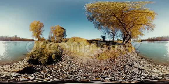 360一条河在这片美丽的山林中流过岩石视频的预览图