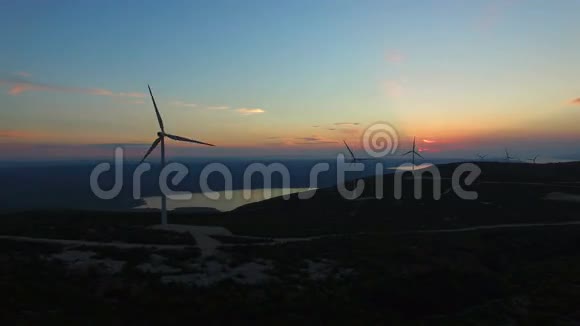 日落时白色优雅风车的鸟瞰图视频的预览图