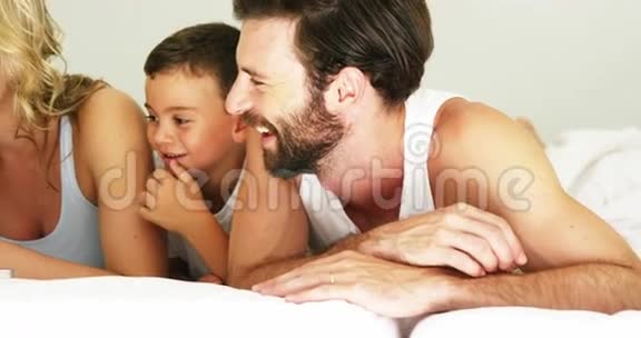 幸福的家庭微笑着看着笔记本电脑视频的预览图