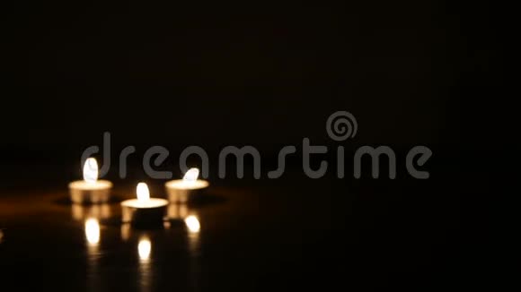 酒杯和燃烧的蜡烛视频的预览图