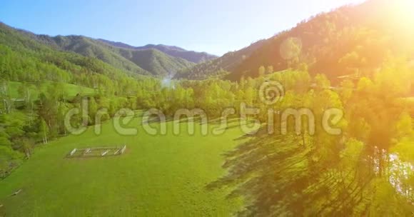 在阳光明媚的夏日早晨空中飞过新鲜的山河和草地农村土路下面视频的预览图