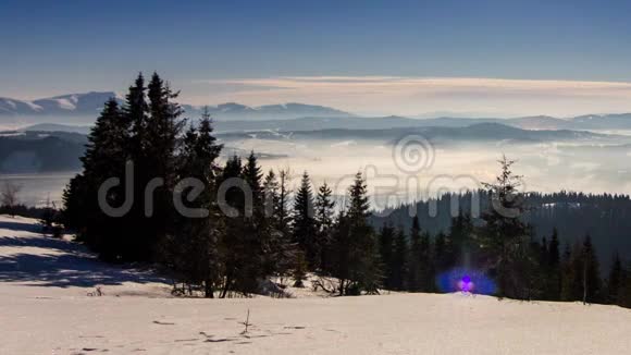 冬天雾以星状的天空在山上移动视频的预览图