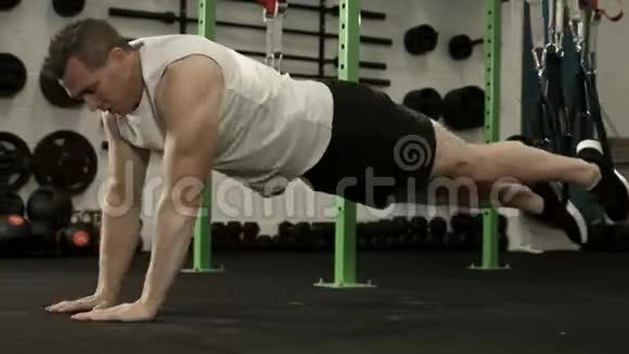 肌肉男在木板位置锻炼视频的预览图