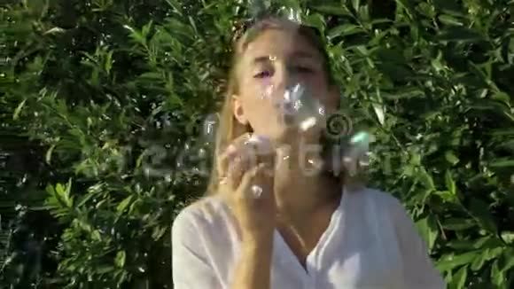 吹肥皂泡的可爱女孩视频的预览图