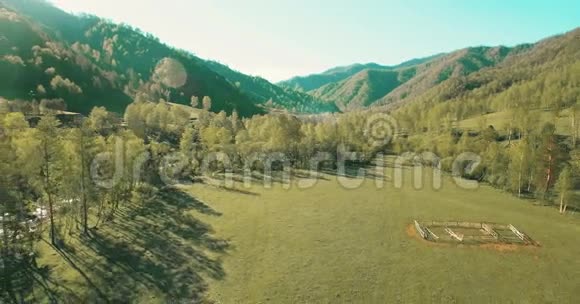 超高清4K鸟瞰图在阳光明媚的夏季早晨低飞过新鲜寒冷的山河草地和道路视频的预览图