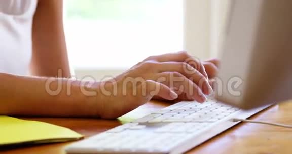 用电脑拉近微笑的女人视频的预览图