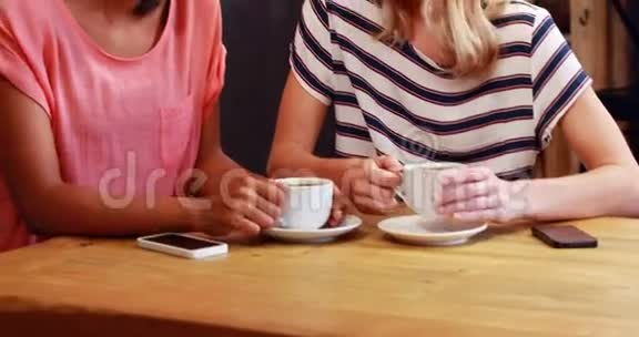 朋友喝咖啡看智能手机视频的预览图