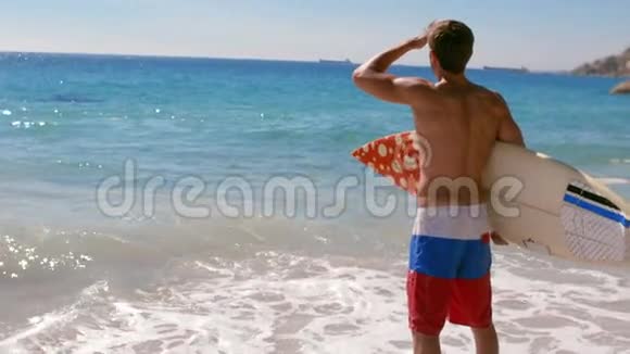 帅哥站在冲浪板上视频的预览图