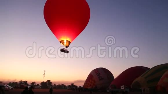 卢克索在国王谷和尼罗河上空热气球视频的预览图
