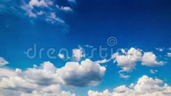 飞机乘晴天蓝天飞行视频的预览图