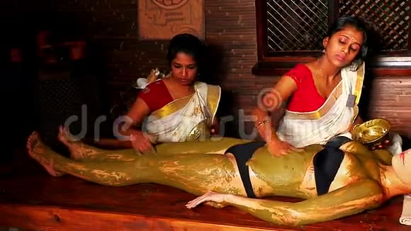 有阿育吠陀身体水疗按摩的女人视频的预览图