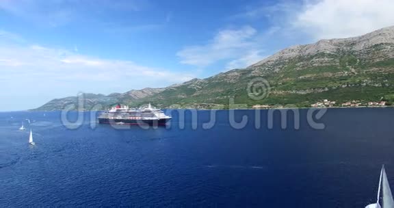 克罗地亚亚得里亚海游船的鸟瞰图视频的预览图