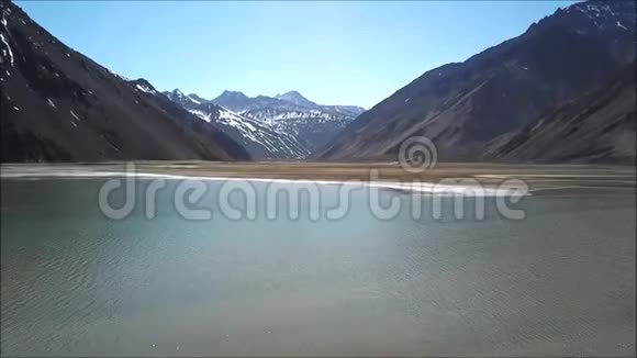 智利圣地亚哥的高山雪景和自然景观视频的预览图