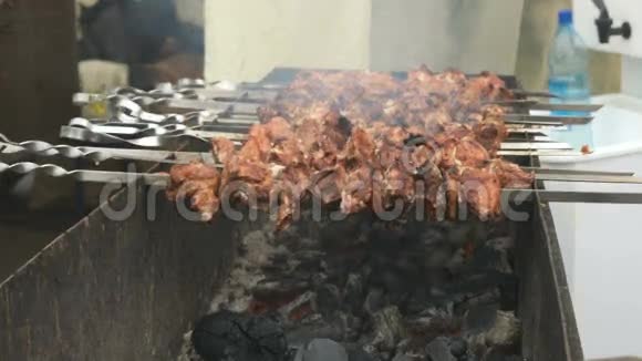在煤的金属串上烹制猪肉视频的预览图