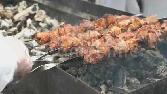 在煤浆上用金属串煮猪肉串视频的预览图