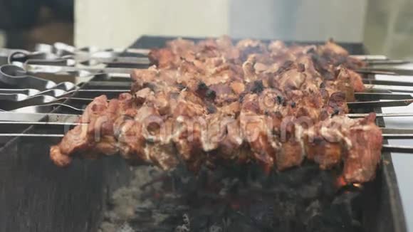 肉是在烤架上的金属串上准备的视频的预览图